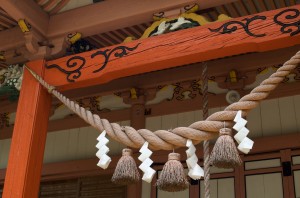注連縄。愛知県岡崎市山中八幡宮。攝影: Paul Davidson. 原圖 CC BY 2.0 授權(可商業使用、需注明作者)