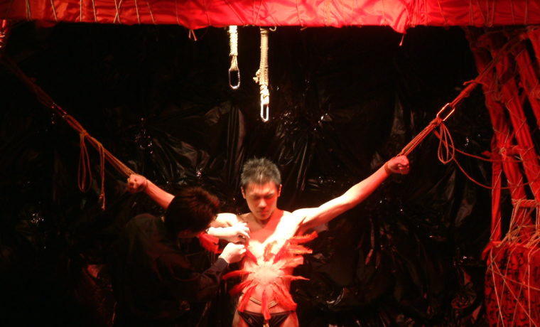《夜色繩艷》劇照，細針穿刺表演。攝於 2005 年 4 月。攝影:董籬。